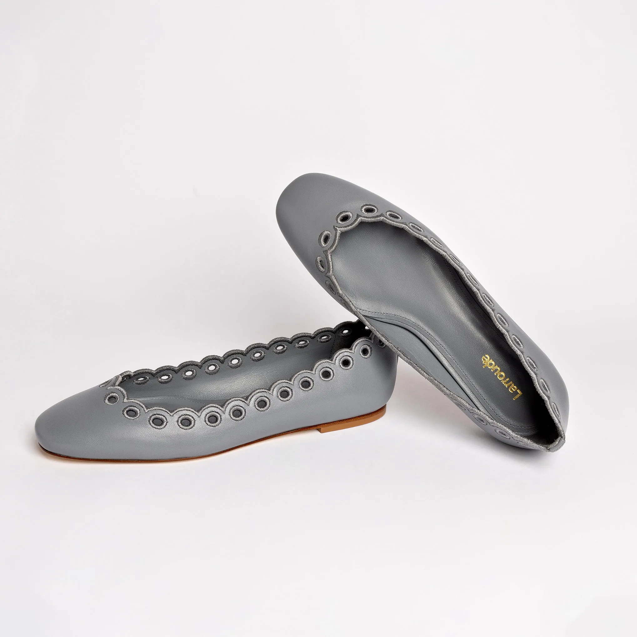 Meghan Broderie Flat In Titanium Leather