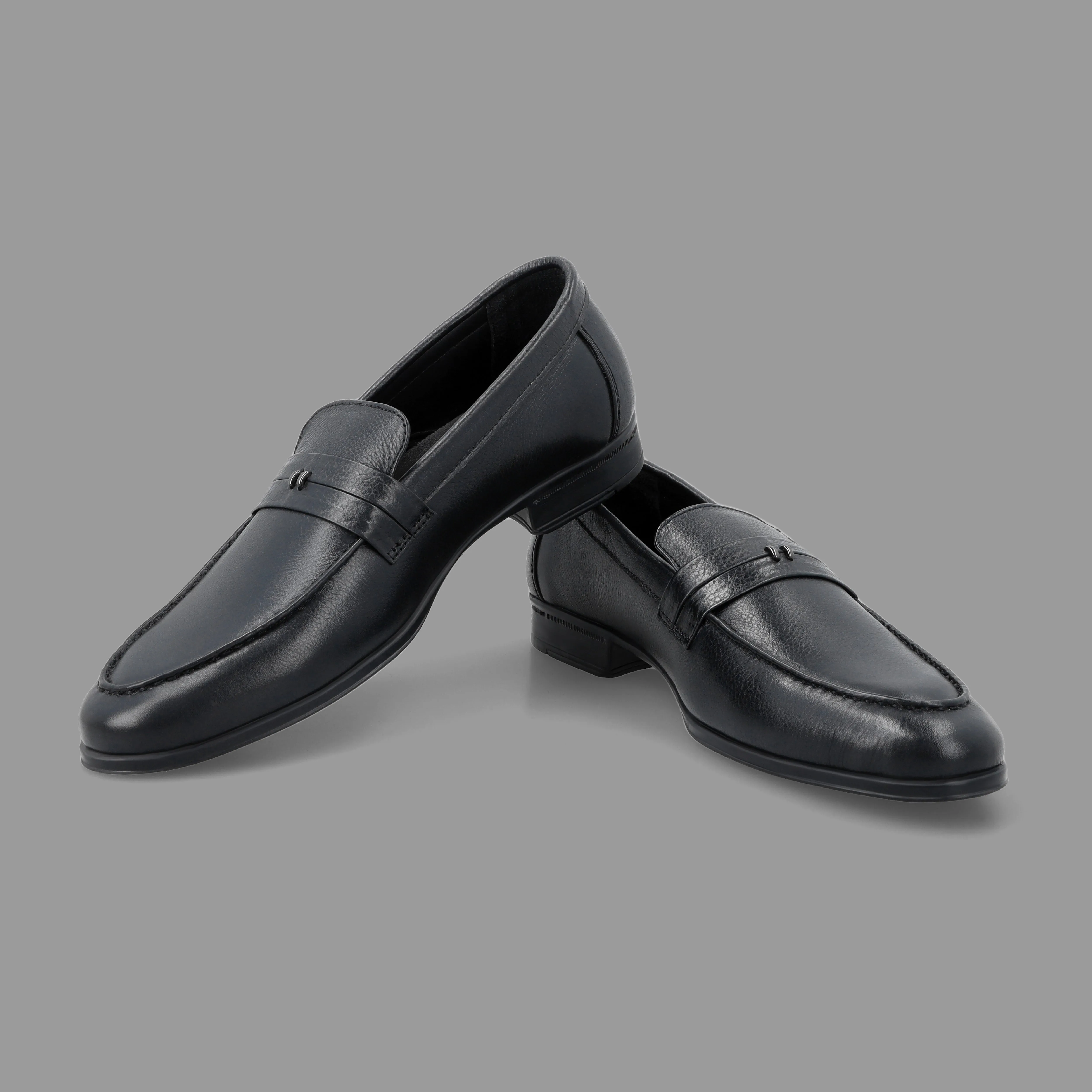 Minimalist Leather Loafers-Black