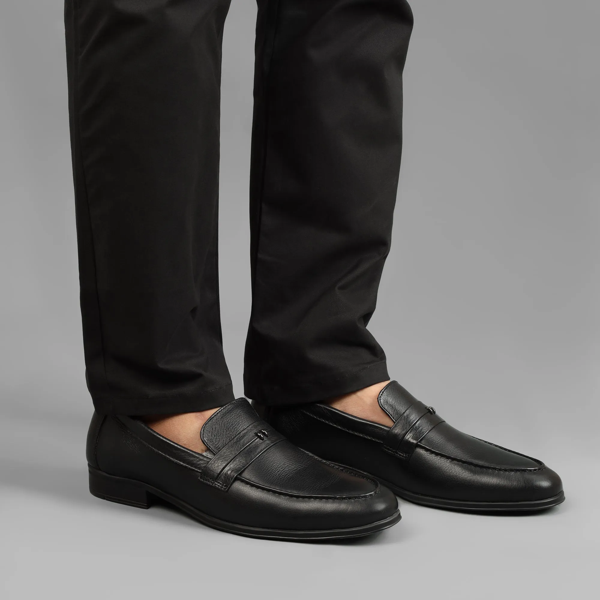 Minimalist Leather Loafers-Black